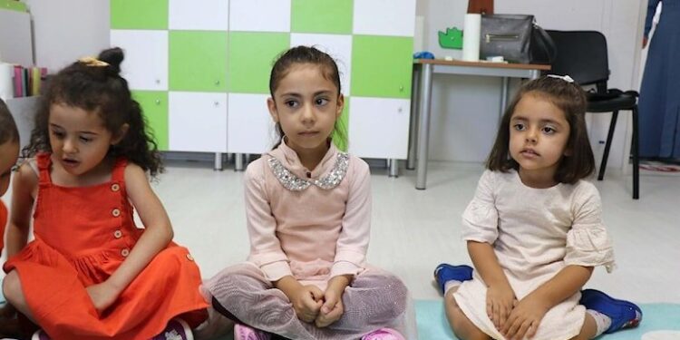 Elazığ depreminden 24 saat sonra enkazdan çıkarılan Yüsra okullu oldu