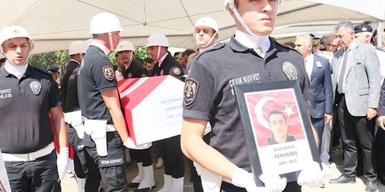 Kaza kurşunuyla vefat eden polis memuru Kenan Baş son yolculuğuna uğurlandı