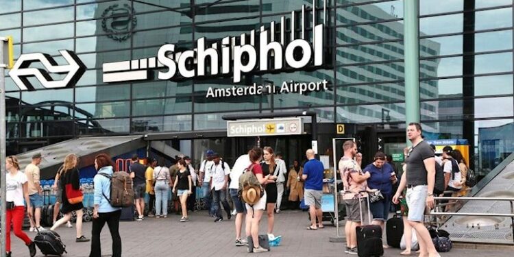 Amsterdam Havalimanı’ndan uyarı: Uçuşları durdurun