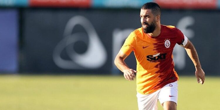 Arda Turan futbolculuğa veda etti